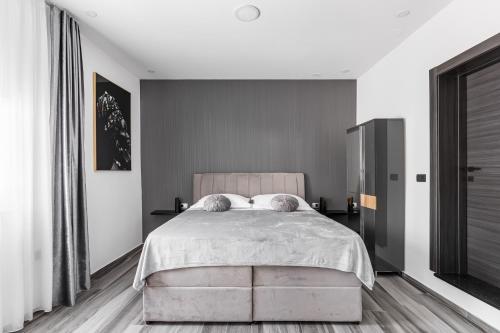 索林Luxury room Ekstaza的卧室配有一张带白色墙壁的大床