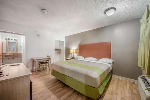 科珀斯克里斯蒂Studio 6-Corpus Christi, TX - North的配有一张床和一张书桌的酒店客房