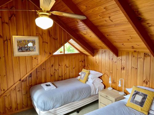 格罗夫海洋钛树度假村的小木屋内一间卧室,配有两张床