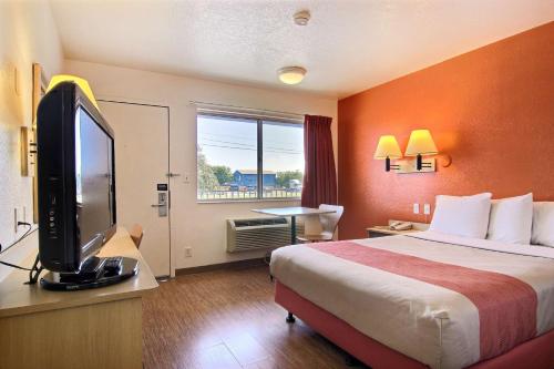 圣安吉洛圣安吉洛六号汽车旅馆的配有一张床和一台平面电视的酒店客房