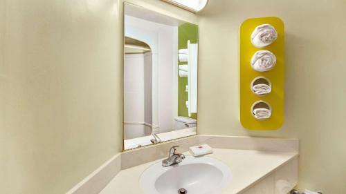 哈瓦苏湖城哈瓦苏城湖滨6号汽车旅馆的一间带水槽和镜子的浴室
