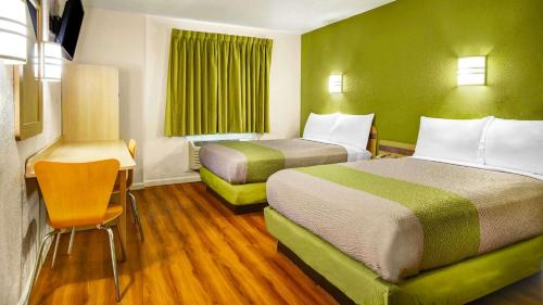 哈瓦苏湖城哈瓦苏城湖滨6号汽车旅馆的酒店客房配有两张床和一张书桌