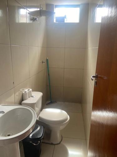 戈亚尼亚El Nassr suits的浴室配有白色卫生间和盥洗盆。