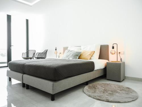 明德卢Filomena Apartments LUXURY的一间卧室配有一张带地毯的大床