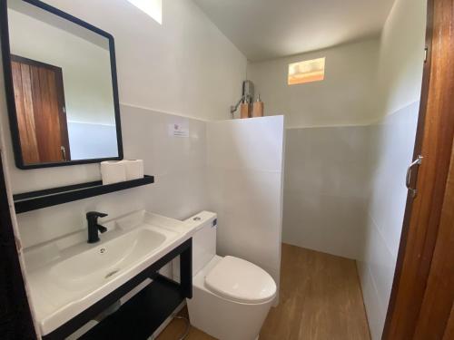 高兰The Mellow Mango的白色的浴室设有水槽和卫生间。
