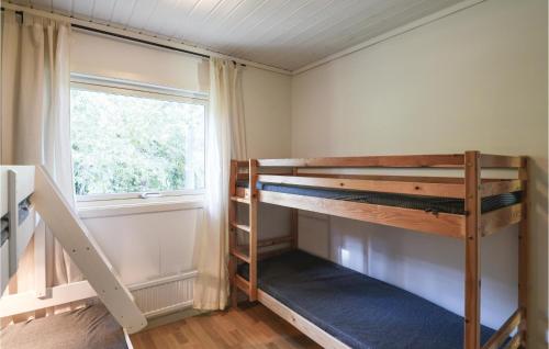 奥尔延2 Bedroom Nice Home In rjng的客房设有两张双层床和一扇窗户。
