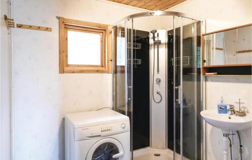 奥尔延2 Bedroom Nice Home In rjng的小型浴室设有洗衣机和水槽。