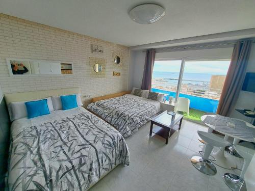 阿利坎特Mirador 22的一间带两张床的卧室,享有海景