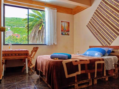 科恰班巴La Casita Feliz...!!!的一间卧室配有一张带窗户和桌子的床