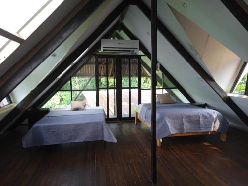 伊基托斯Amazon Lodge Varillal的阁楼上的卧室配有两张床