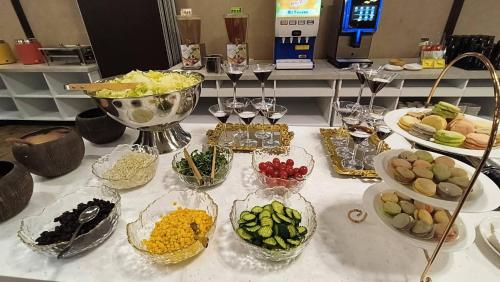 淡水淡水涞沪文旅酒店的桌子上放着各种食物的碗