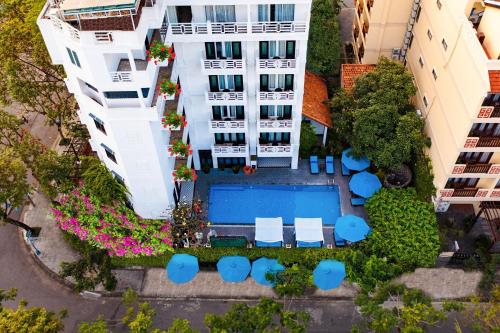 会安Hoi An Golden Holiday Hotel & Spa的享有带游泳池的大楼的顶部景致
