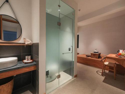 黄山风景区茶民宿（黄山景区免费接送）的一间带玻璃淋浴和水槽的浴室