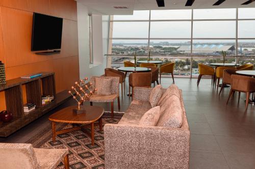 瓜亚基尔瓜亚基尔机场假日酒店的带沙发和桌子及电视的客厅