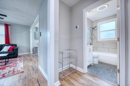 哥伦布Cozy Home with City Views的一间带浴缸和卫生间的浴室。
