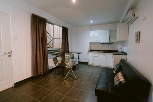 皮乌拉LM Hoteles的带沙发和桌子的客厅以及厨房。