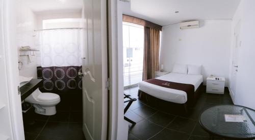 皮乌拉LM Hoteles的小房间设有床和卫生间