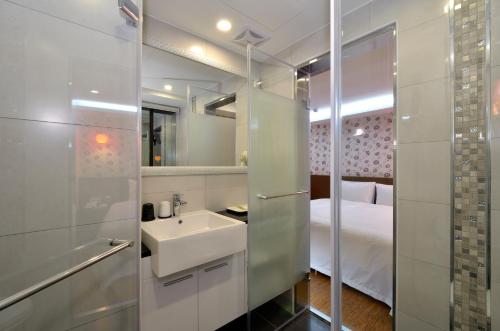 台北华大旅店-南西馆的一间带水槽和床的浴室