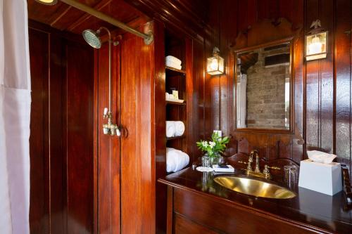 英吉利港Copper and Lumber Store Hotel的一间带水槽和镜子的浴室