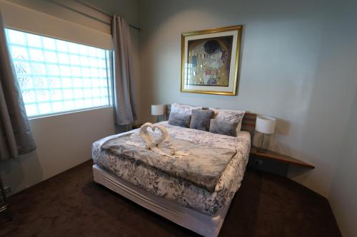 玛格丽特河Margaret River Mainstreet的一间卧室设有一张床和一个窗口
