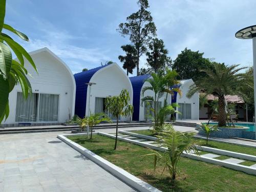 贡布Kampheak Roath Bungalows的蓝色屋顶别墅和游泳池
