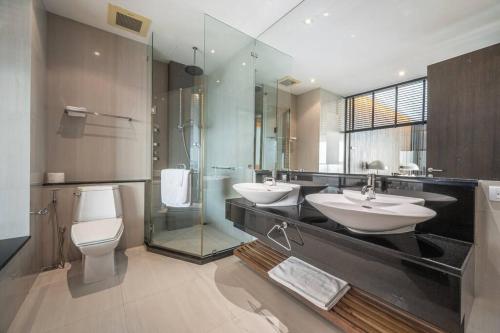纳仲天Ocean Portofino/Luxury2BR/153SQM的一间带两个盥洗盆、淋浴和卫生间的浴室