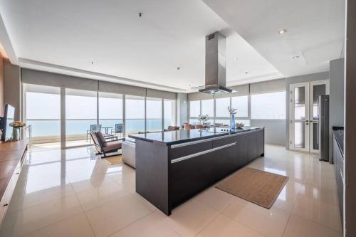 纳仲天Ocean Portofino/Luxury2BR/153SQM的一个大房间,享有海景,设有厨房