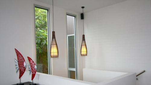 阿波罗湾雷恩度假屋的白色的客房设有2盏灯和镜子