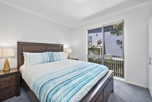 阿波罗湾波塞登旅馆的一间卧室设有一张大床和一个窗户。