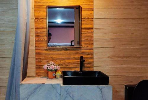 ZambalesRedDoorz @ Dolce Cabanas Beach Resort的浴室设有黑色水槽和镜子