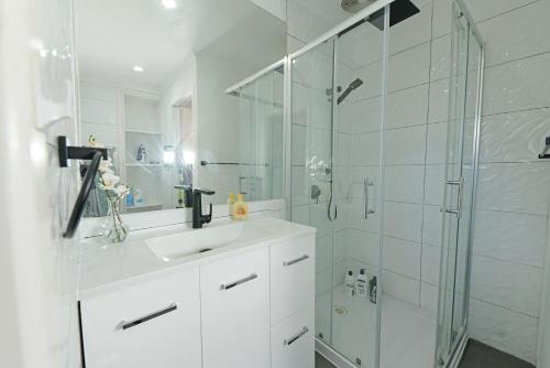 帕克德尔Pet-friendly Bayside 4BR Rental House near Mentone的白色的浴室设有水槽和淋浴。