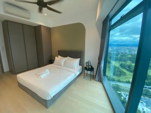 吉隆坡MOONWAY SUITES At EATON KLCC的一间卧室设有一张床和一个大窗户