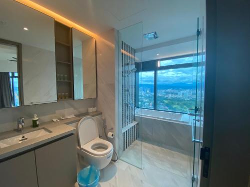 吉隆坡MOONWAY SUITES At EATON KLCC的浴室配有卫生间、盥洗盆和淋浴。