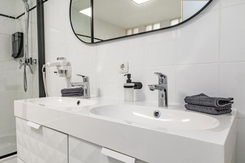 奥格斯堡Dream Flat near the fair - Apartment in Augsburg bei der Messe的白色的浴室设有水槽和镜子