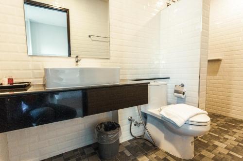 合艾AT Apartment的浴室配有白色卫生间和盥洗盆。