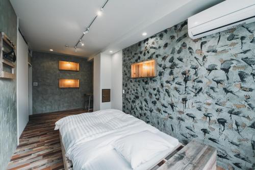 高松コトリ コワーキング&ホステル高松的卧室配有鸟壁纸