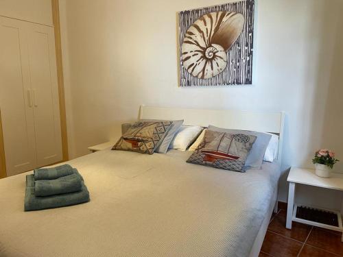 科斯塔特吉塞Reby Bastian Beach的客房内的白色床和枕头