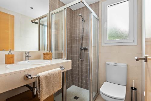 卡兰博希Villas Calan Bosch Ona的浴室配有卫生间、盥洗盆和淋浴。