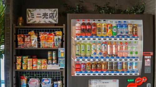 HakataHotel Grand View Fukuoka-Kuko的装满饮料的自动售货机