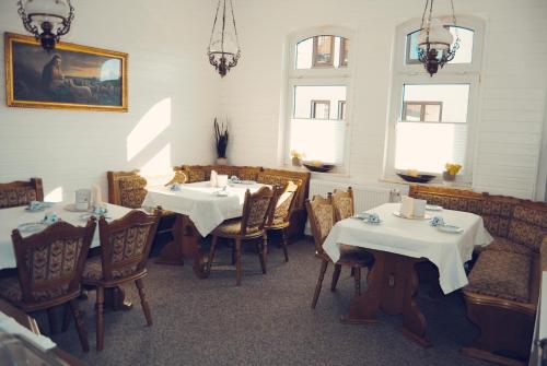 巴德塞尔佐根Pension Morgenweck的餐厅内带2张桌子和椅子的用餐室