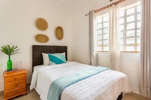 纳库鲁North Manor Nakuru的一间卧室设有一张床和一个窗口