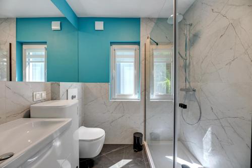 韦巴Soul Camp Nowęcin的浴室配有白色卫生间和淋浴。