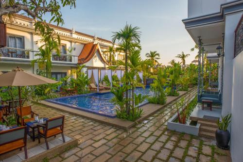 暹粒Angkor Tempora Boutique的一座带游泳池和度假村的酒店