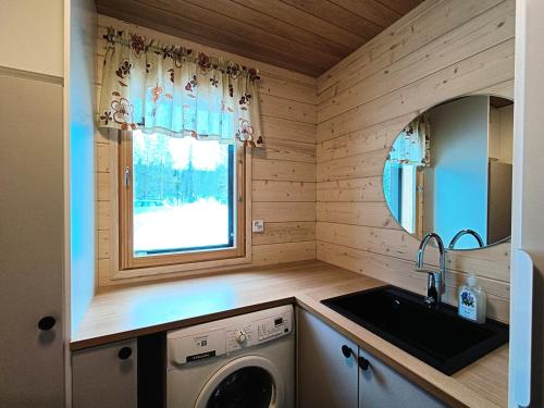索特Villa Vaara的厨房配有洗衣机和窗户。