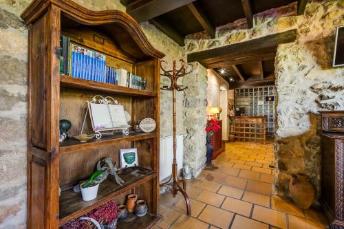 里瓦德塞利亚Amaicha casona的一间设有大型木制书架的客房