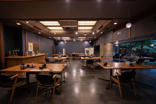 日光Sakahijiri Nikko的用餐室配有木桌和椅子