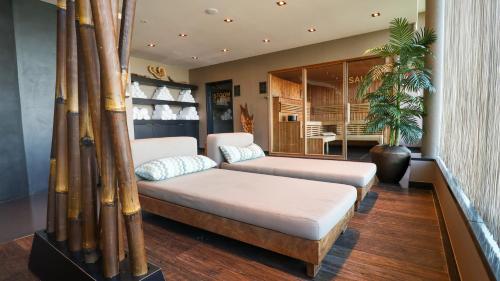 费嫩达尔费嫩达尔范德瓦尔克酒店的带2张竹 ⁇ 床的客房