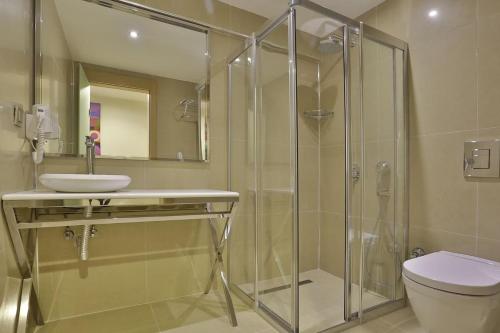 马尔马里斯Aurasia Deluxe Hotel的带淋浴、盥洗盆和卫生间的浴室