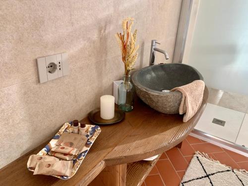 Poggio Alla Croce伊尔柯尔农家乐的木桌上带水槽的浴室
