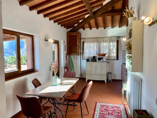 Poggio Alla Croce伊尔柯尔农家乐的厨房以及带桌椅的用餐室。